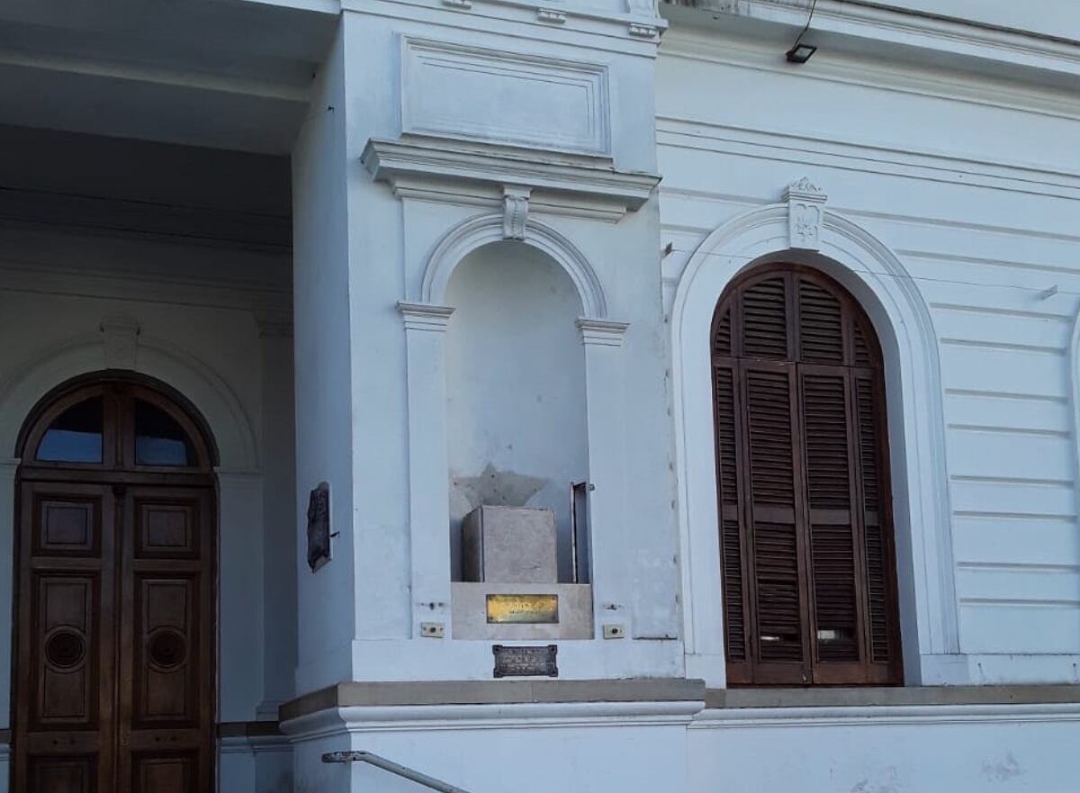 Identificaron a las personas que dañaron el busto de Pedro Burgos