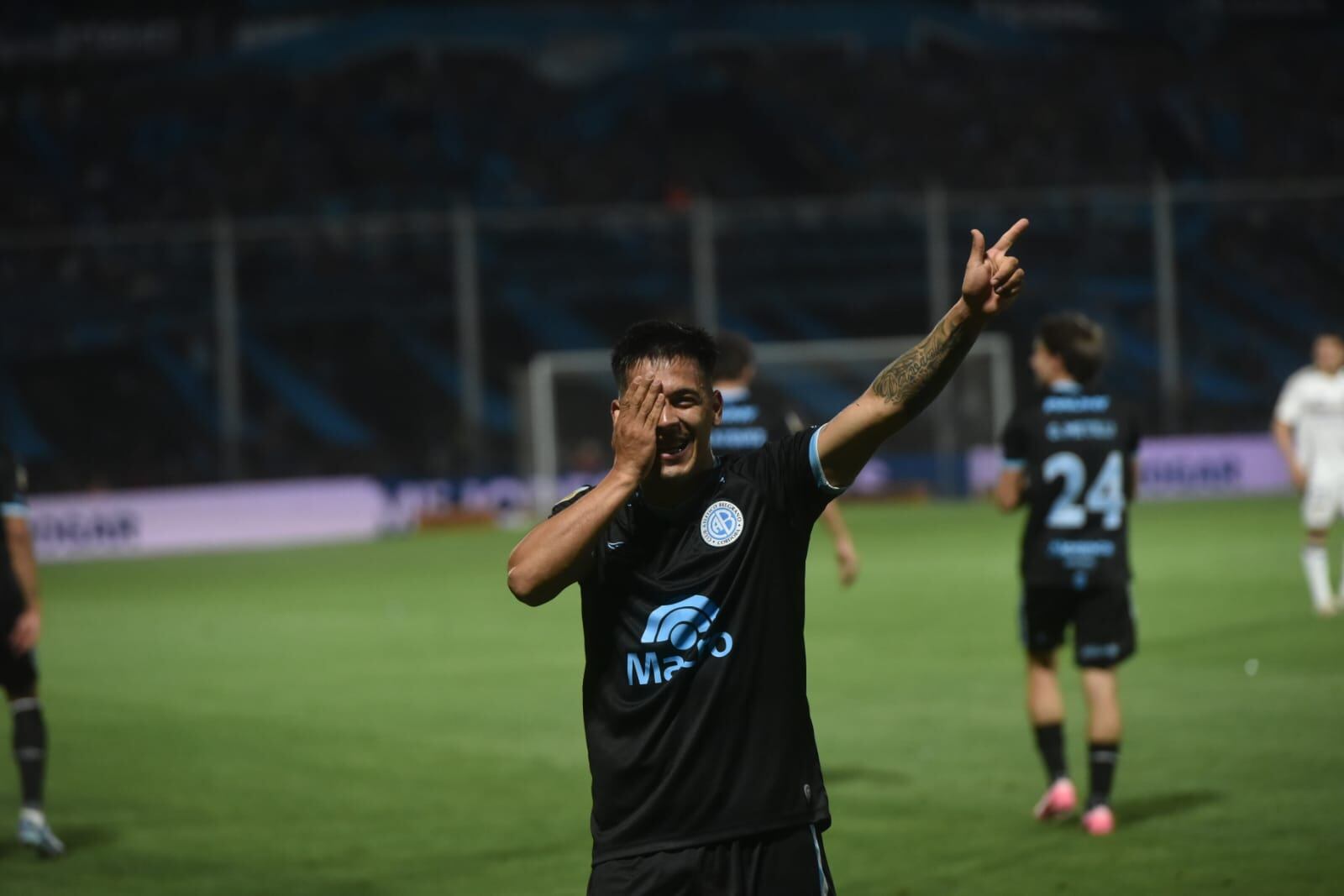 El gol y el festejo de Nicolás Uvita Fernández, delantero de Belgrano, que marcó el 2-0 ante Boca en el Gigante de Alberdi. (Facundo Luque / La Voz)