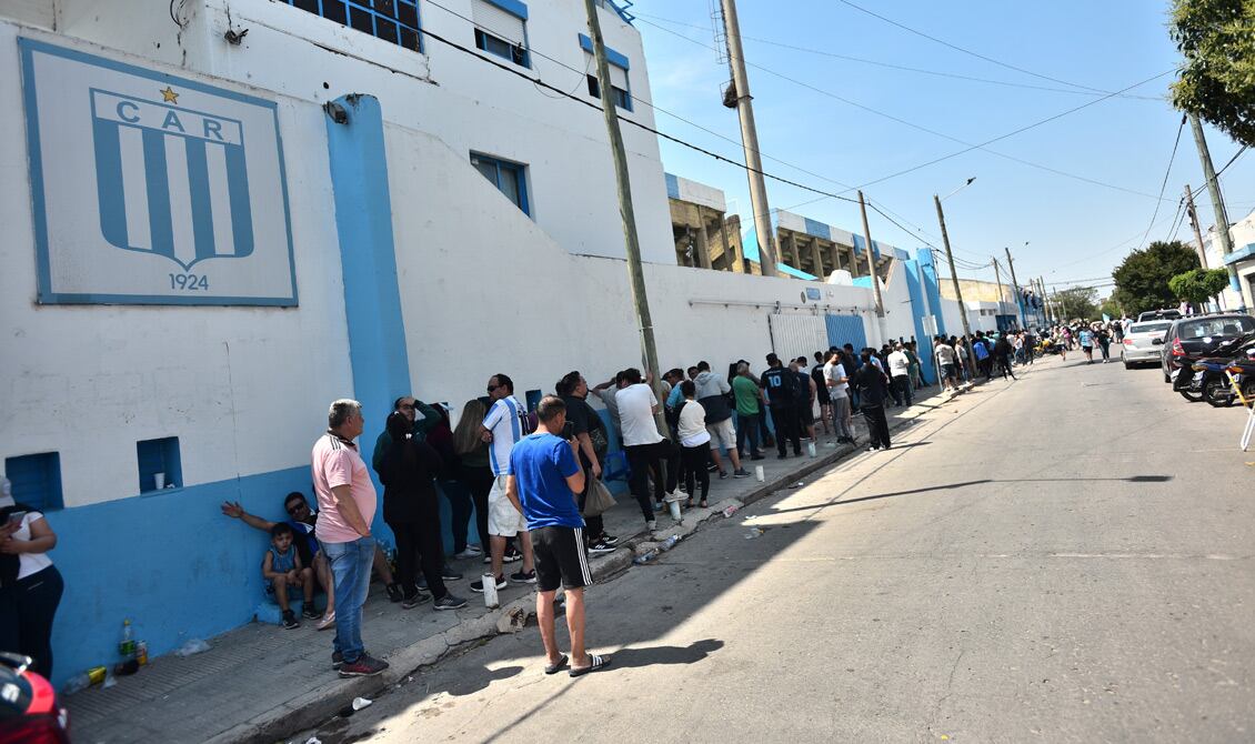 Racing jugará ante sus socios este viernes en el partido que marcará su regreso como local a la segunda división (Foto: Archivo / La Voz).