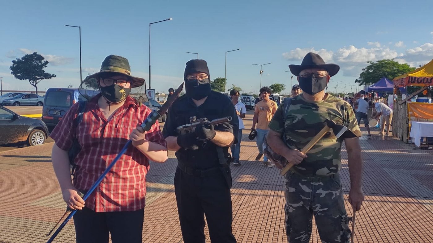 “Zombie Walk” en Posadas: jóvenes y adultos salieron a las calles a celebrar Halloween.