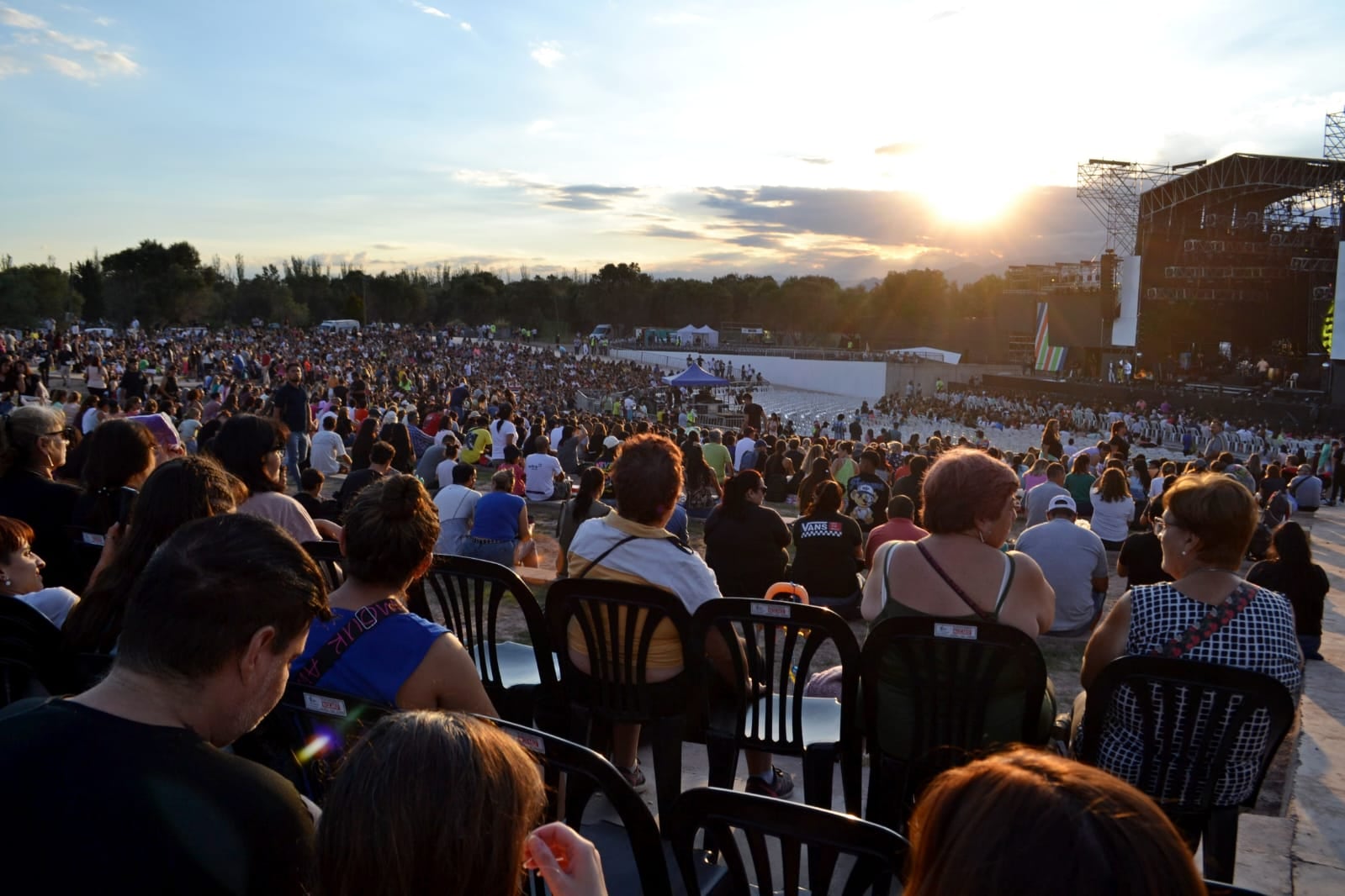 El Teatro Griego Maipú debutó con una fiesta multitudinaria.