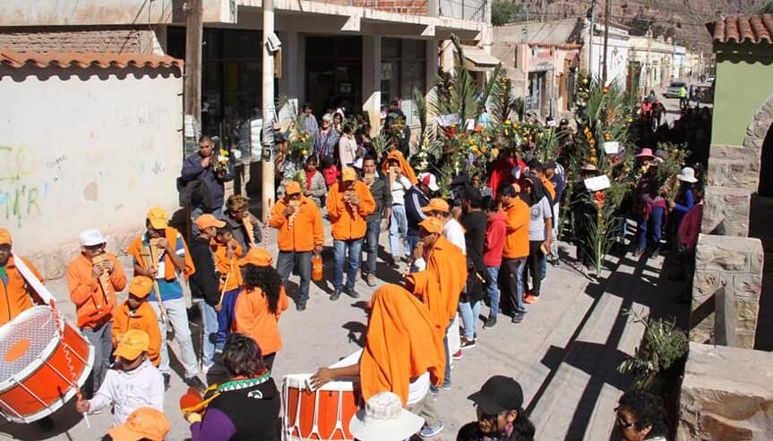 Las bandas de sikuris confluyen en las calles de Tilcara para desde allí partir hacia el santuario de Punta Corral.