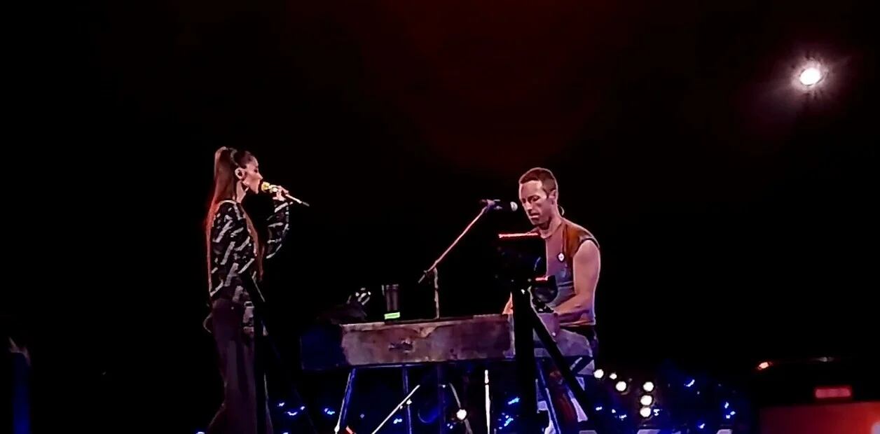 Tini cantó juntoTini cantó junto Coldplay