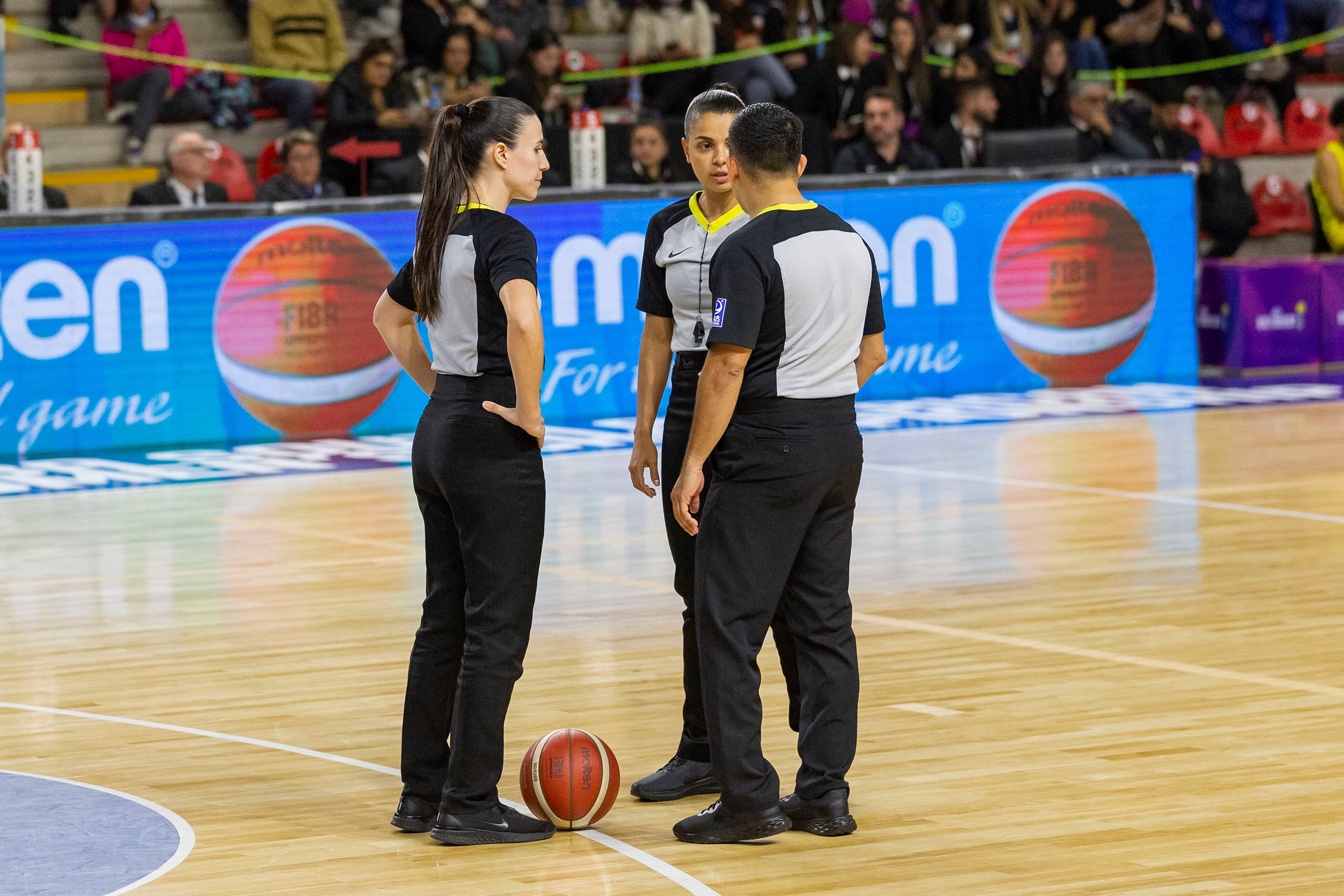 Romina Morales Ibarra en la terna arbitral.