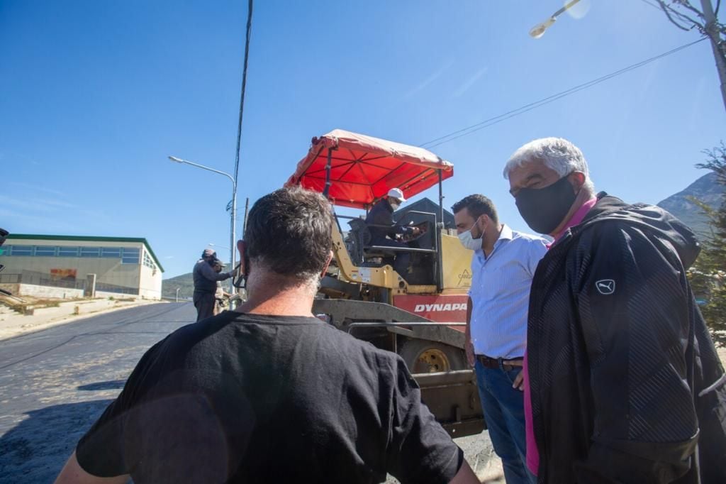 El intendente Walter Vuoto recorrió los avances de las obras de pavimentación.