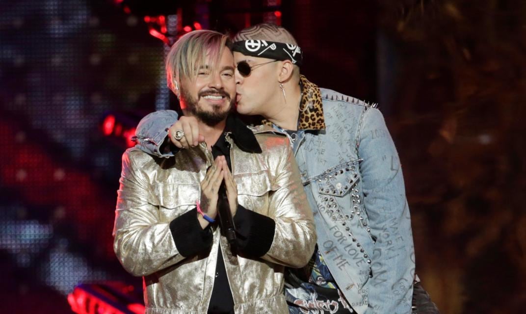 J Balvin y Bad Bunny, en un show de la gira de "Oasis", el disco que los reunió. (AP)