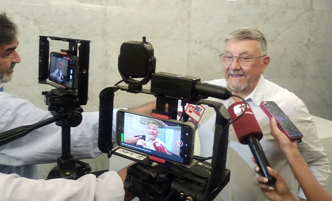 El presidente de la Cámara de Comercio Exterior de Jujuy, Jorge Gurrieri, en diálogo con los medios para anunciar la ronda de negocios del Corredor Bioceánico Capricornio.