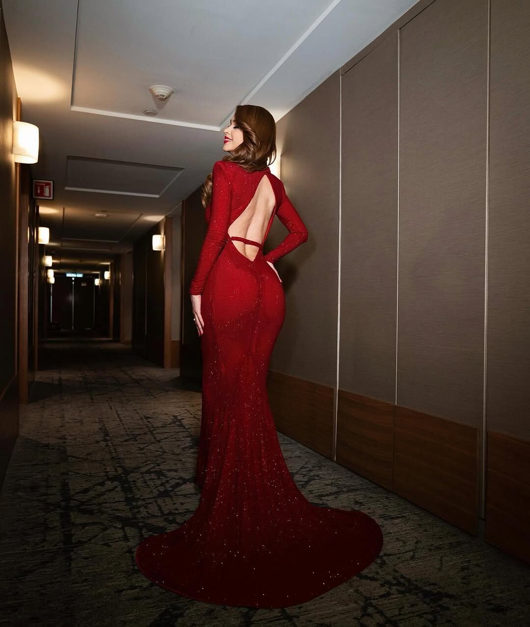 Yanet García apostó por un vestido en color rojo mega ajustado al cuerpo y escote infartante