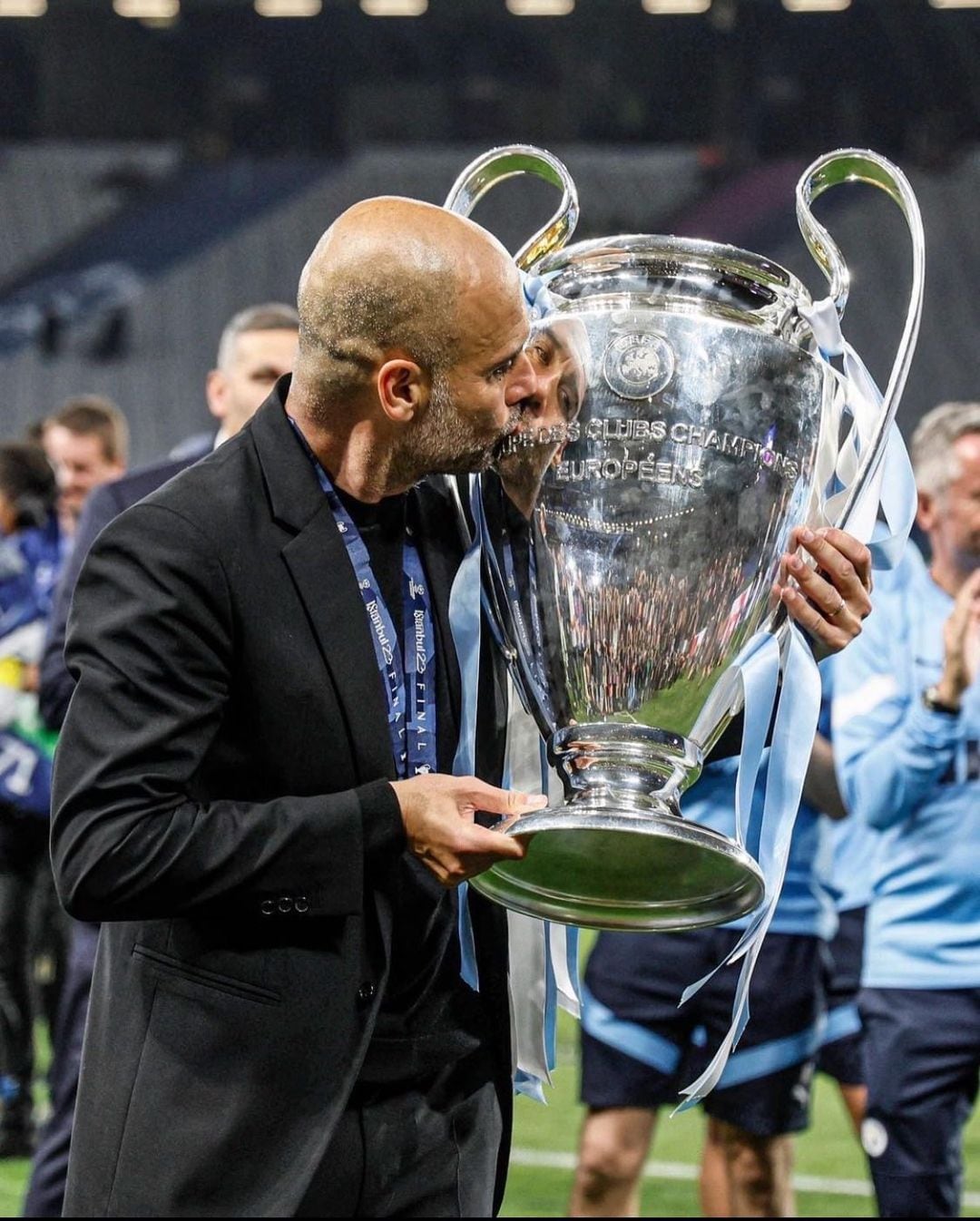 Pep Guardiola levantando la copa.