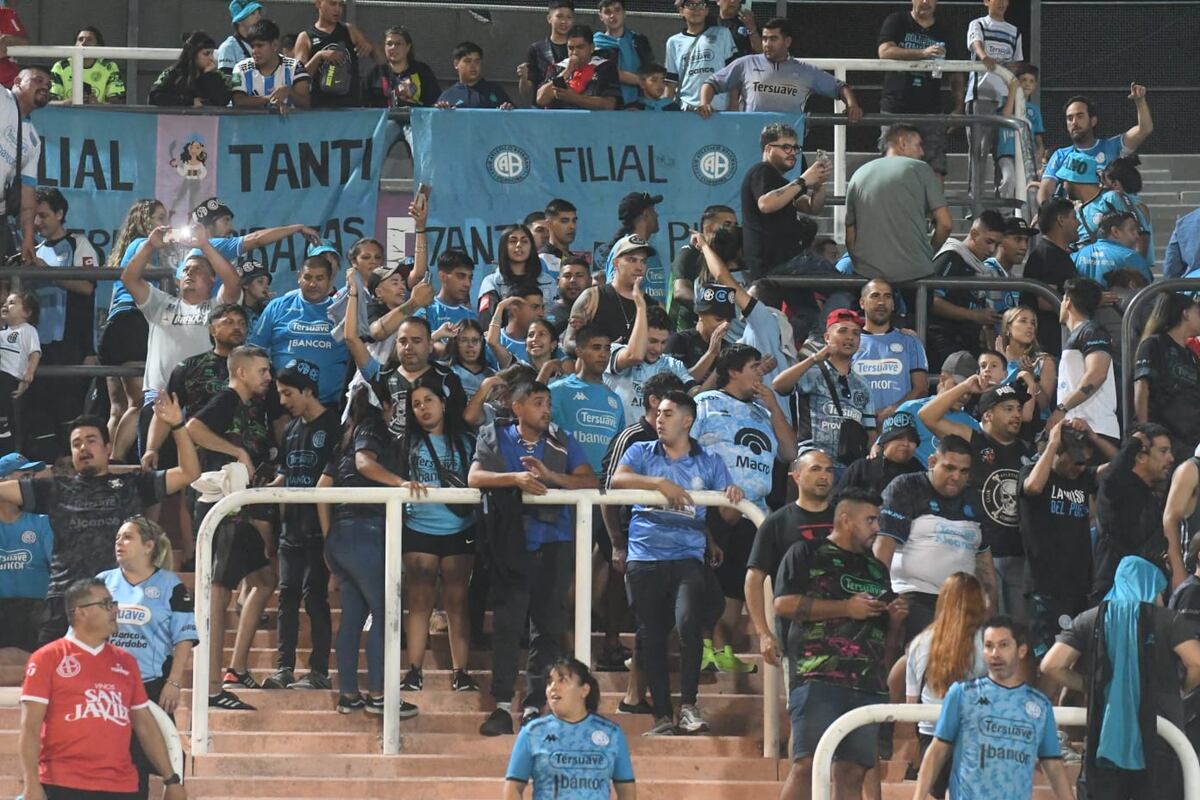 En fotos: los hinchas de Belgrano acompañando al equipo de Guillermo Farré en Mendoza