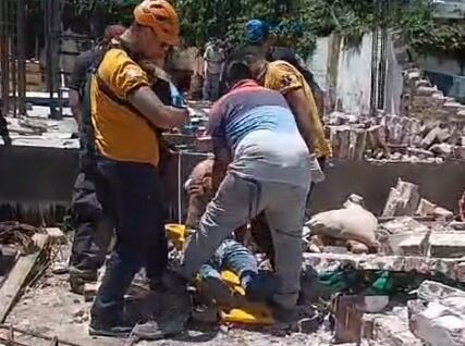 La pared se cayó y hubo tres lesionados. (Policía)