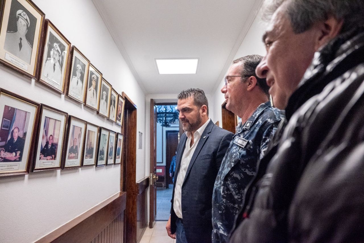 Walter Vuoto, se reunió junto al secretario de Relaciones Parlamentarias del Municipio, Omar Becerra, y con el  y jefe de la Base Naval Ushuaia, capitán de navío Guillermo Prada.