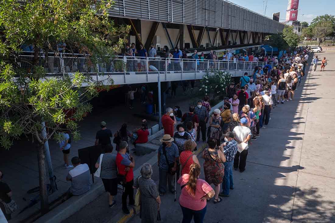 En la terminal de omnibus de Mendoza, se formaron largas filas y horas de espera para renovar el abono.