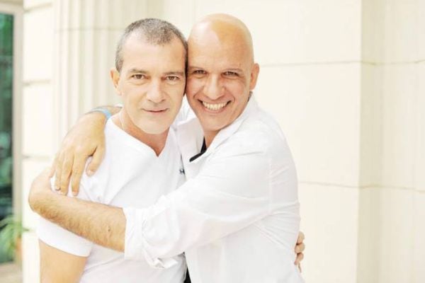 Gabriel Machado junto al actor Antonio Banderas.