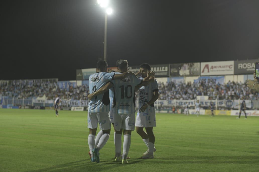 Matías Machado marcó el 1-0 de Racing ante Alvarado en el estadio Miguel Sancho de Nueva Italia. (Javier Ferreyra / La Voz)