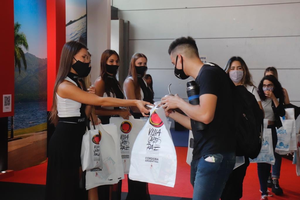 Numerosos turistas se acercaron a conocer el stand de Carlos Paz.