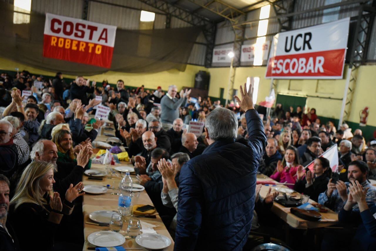 "Desde el año que viene gobernamos nosotros con trabajo y esfuerzo y de la mano de un presidente radical", dijo Morales en Escobar.