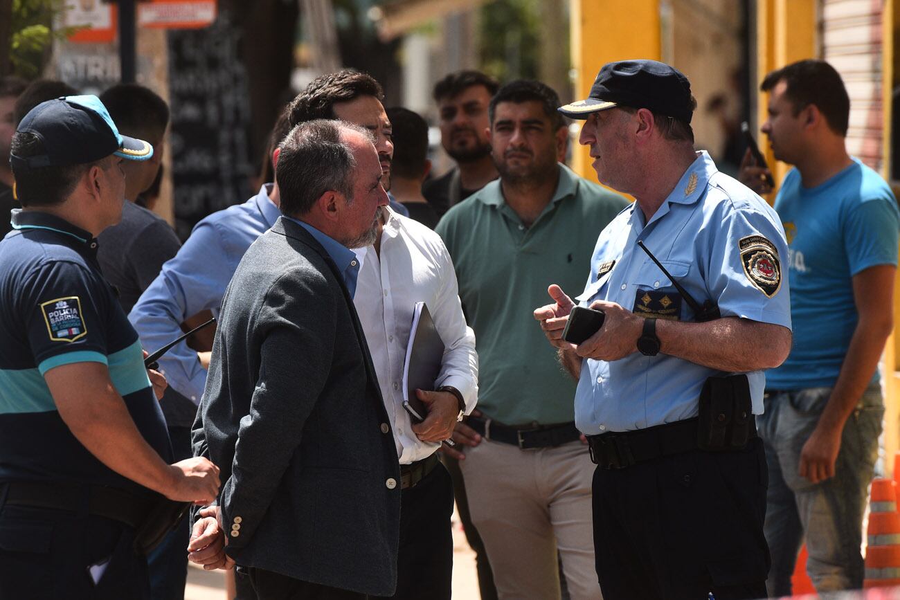 Comerciante respondió con su propia arma de fuego un asalto avenida Donato Álvarez al 7.700, Córdoba, matando a dos ladrones. El fiscal Ernesto de Aragón se presentó en el lugar. (Pedro Castillo / La Voz)