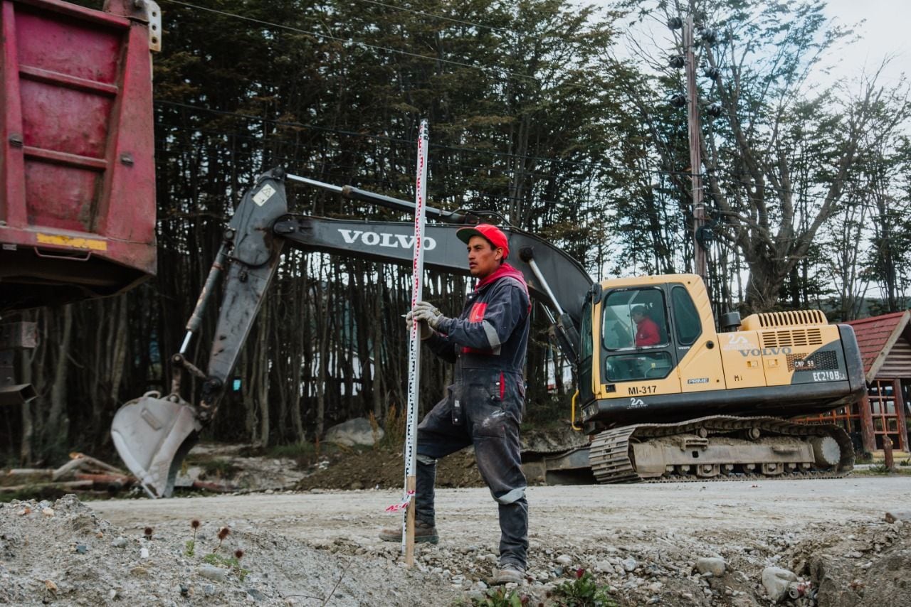 En Andorra iniciaron los trabajos de movimiento de suelo y construcción del cordón cuneta sobre la calle de acceso Lloncharich.