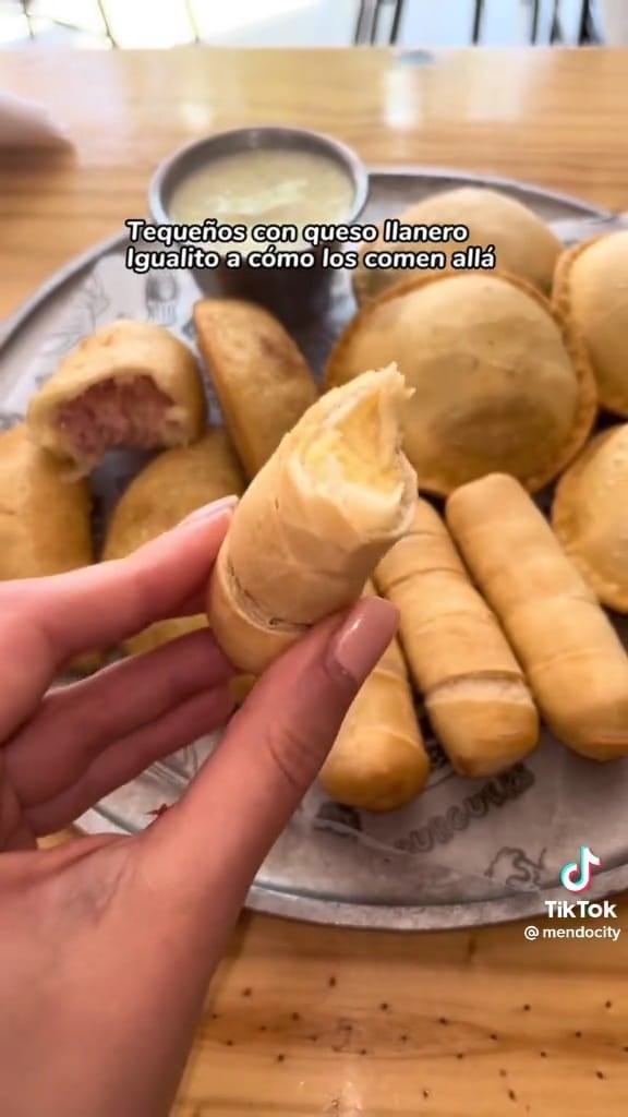 "Tequeños" venezolanos con queso llanero.