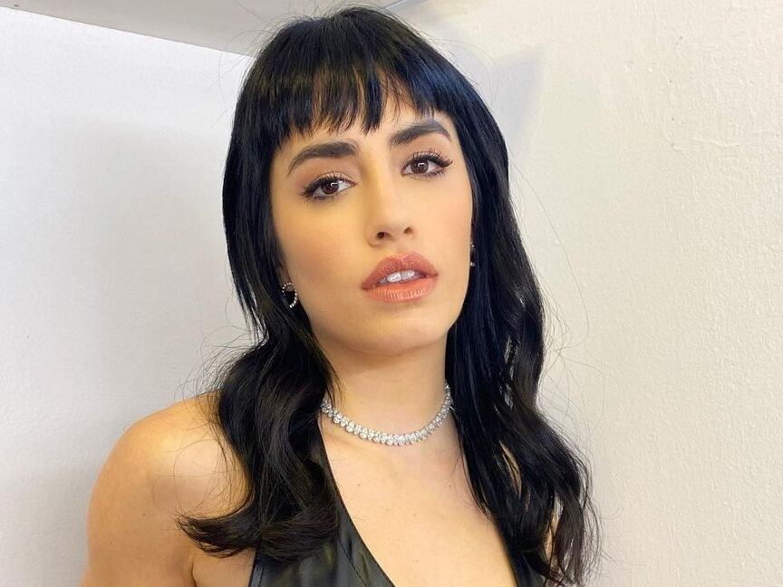 Lali Espósito posó con un total black engomado.