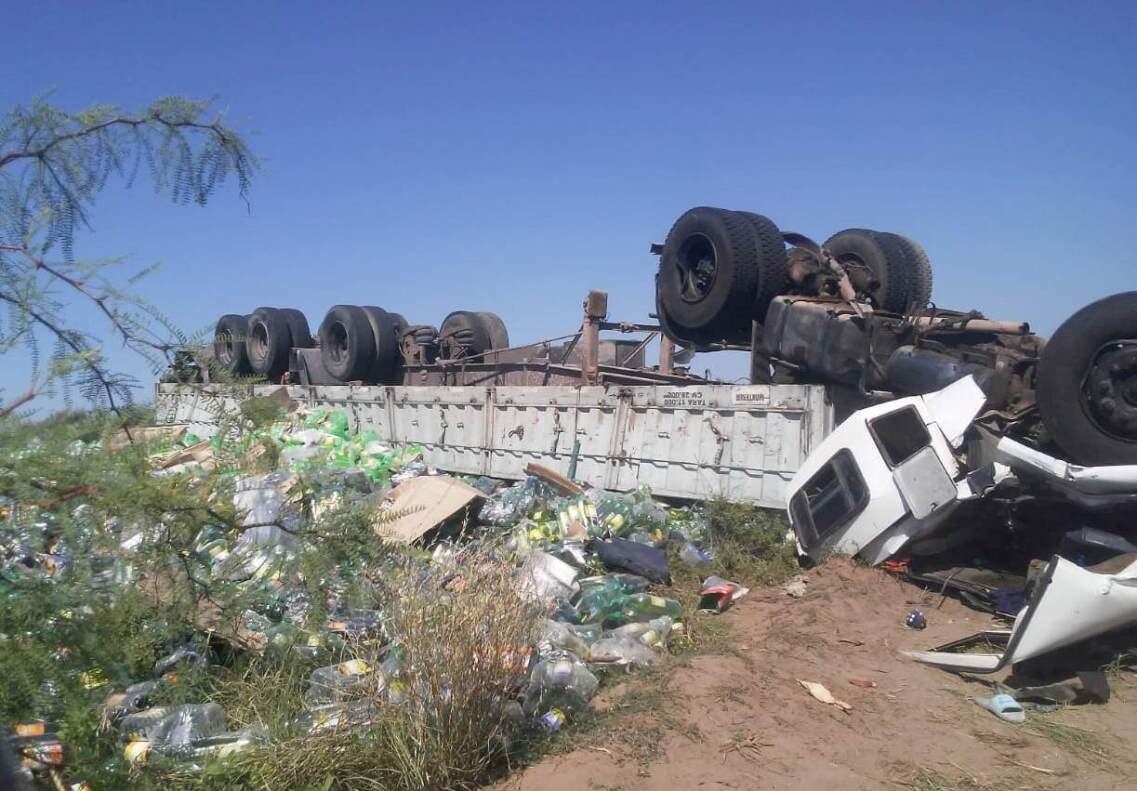 Choque frontal y fatal entre camiones en la ruta 188 en General Alvear. Así quedó el Ford Cargo en el que viajaba el chofer fallecido. Gentileza Radio 1 Alvear.