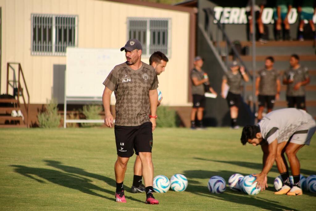 Andrés Augusto Navarro es entrenador de fútbol con licencia.