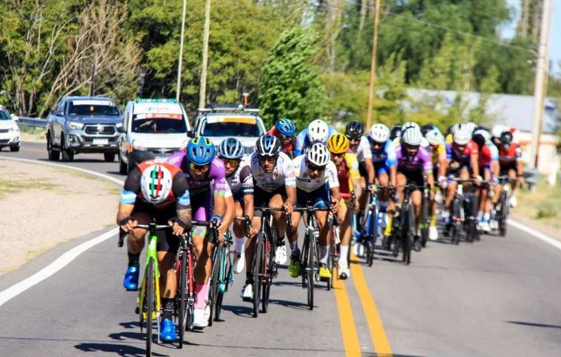 El pelotón que lideró la carrera busca una de las sprint de la etapa 2.