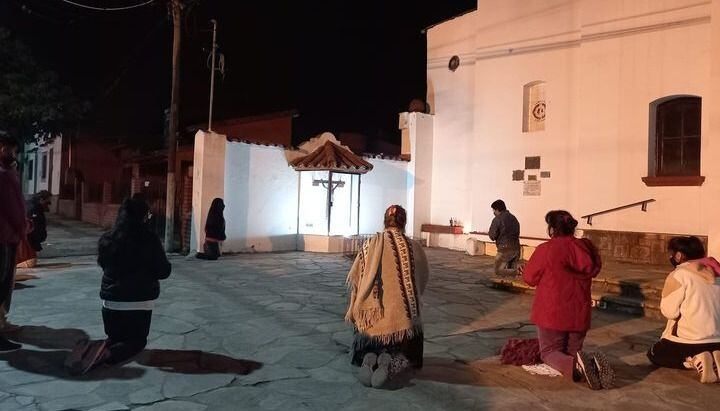 Vecinos en oración.