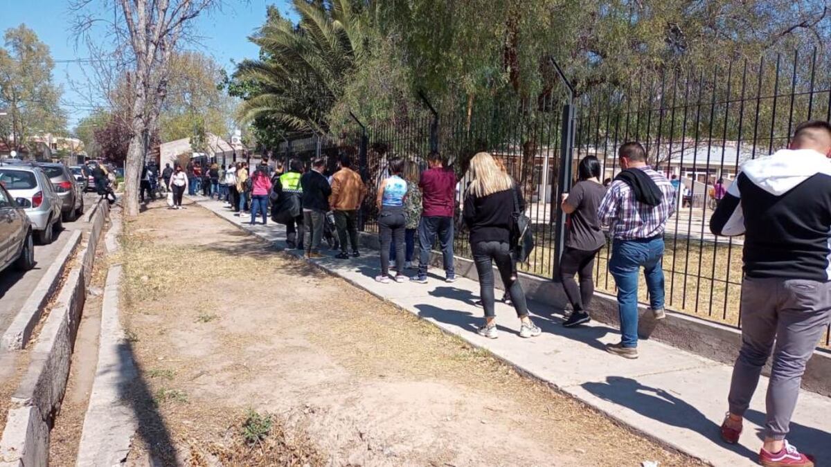 PASO 2021: largas colas en las escuelas y cumplimiento unánime de los protocolos sanitarios