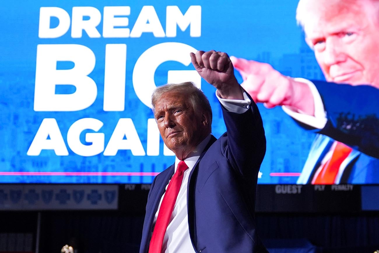 El expresidente Donald Trump, candidato presidencial republicano, fotografiado en el Van Andel Arena, el martes 5 de noviembre de 2024, en Grand Rapids, Michigan (Foto AP/Evan Vucci)