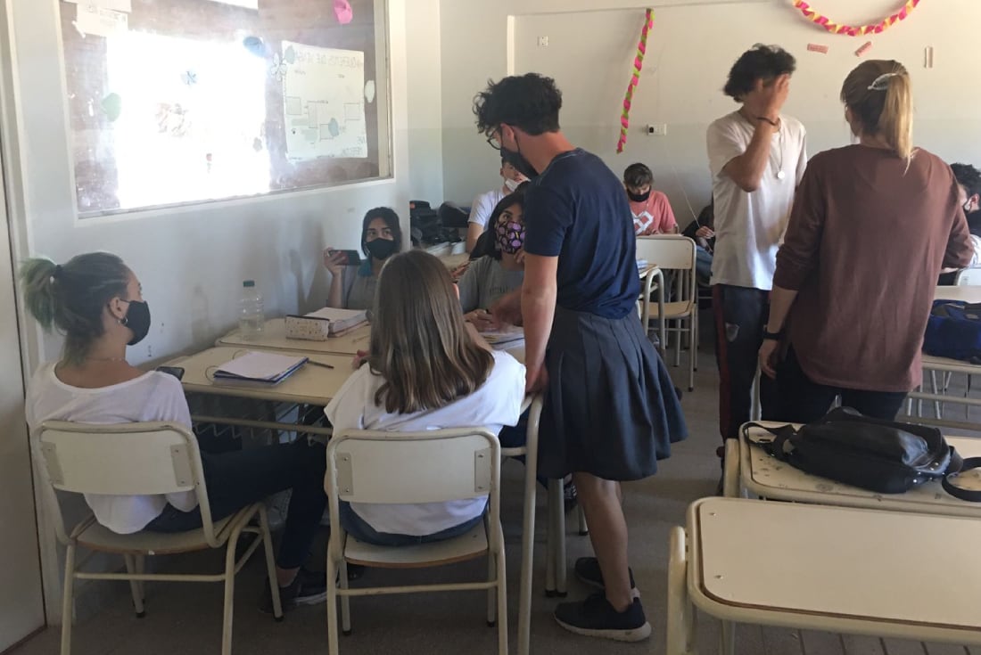 Villa Carlos Paz. El alumno fue a la escuela de pollera. (Foto / Carlos Paz Vivo!)