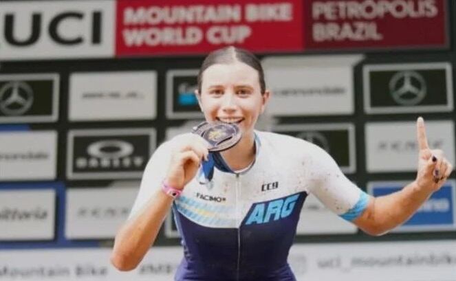 Medalla internacional, Julieta Benedetti ganó la primera fecha de la Copa del Mundo de XCO Junior disputada en Brasil.