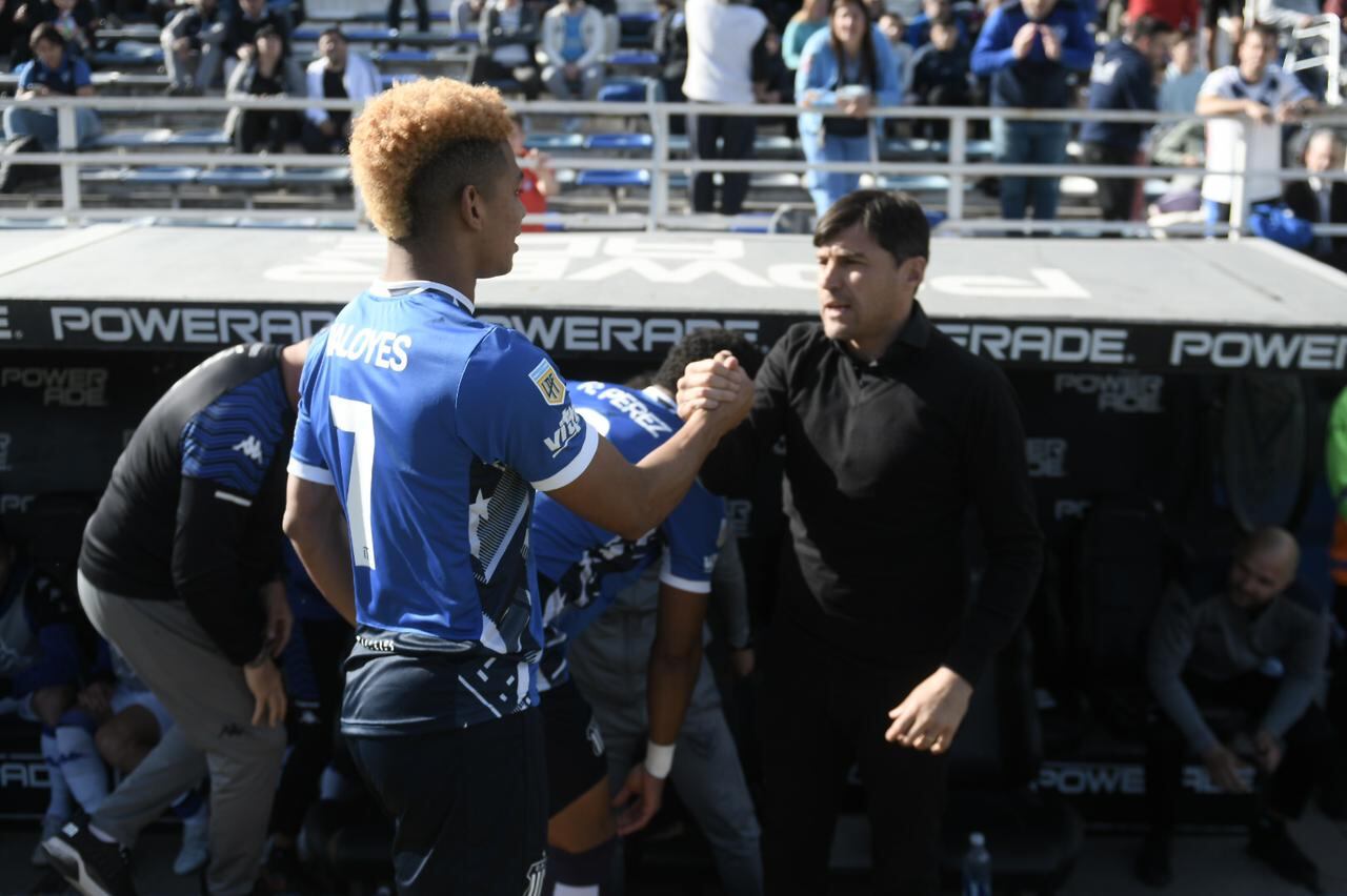 Los saludos entre Gandolfi, los jugadores y Alexander Medina, entrenador uruguayo, en la previa del partido entre Vélez y Talleres por la Liga Profesional. (Federico López Claro)