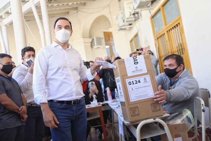 El actual mandatario busca su reelección este domingo, votó en la escuela Mariano Moreno en la capital provincial.