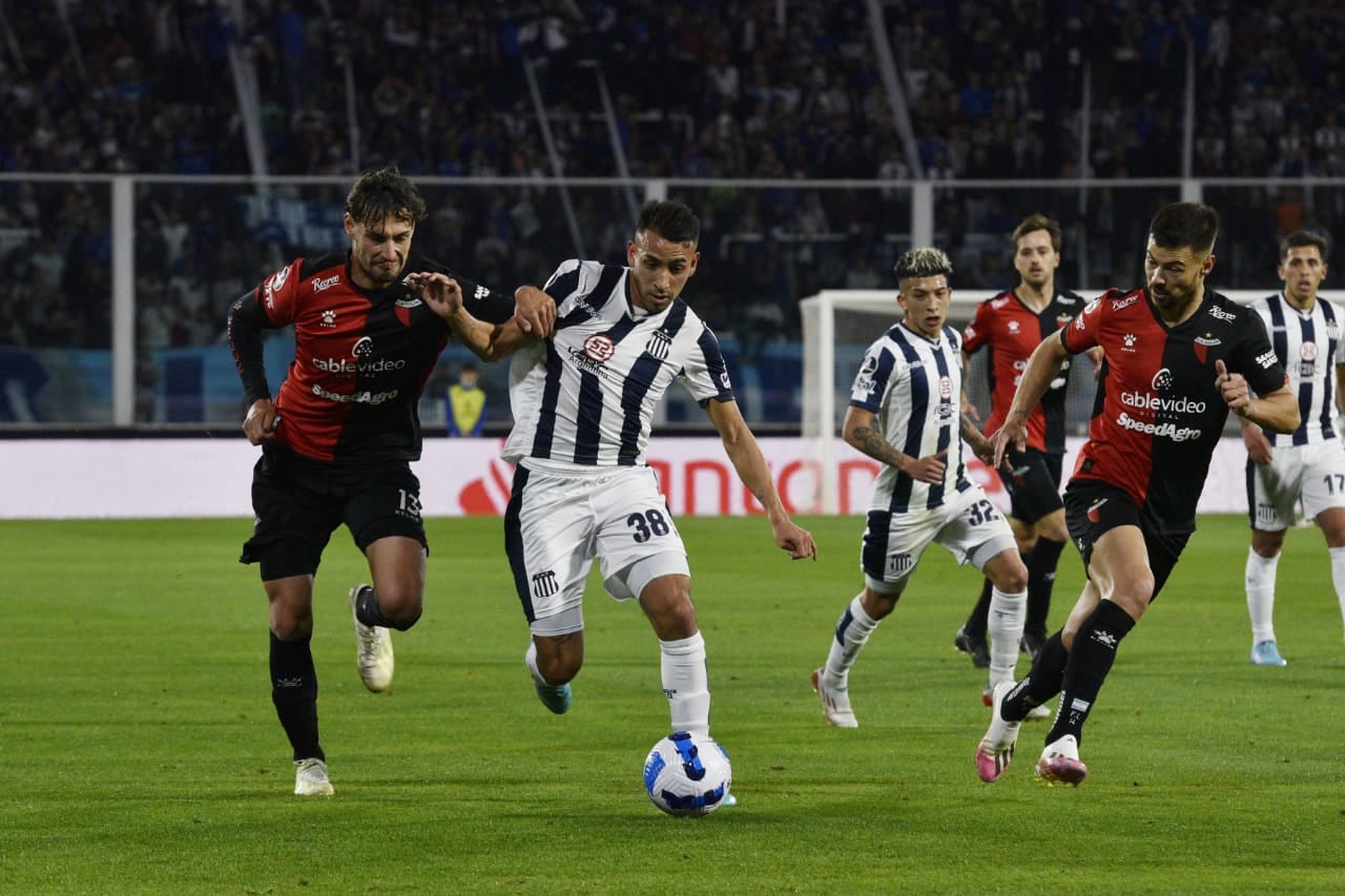 Matías Godoy se escapa de la marca de los jugadores de Colón. Partido de ida de los octavos de final de la Copa Libertadores. (Facundo Luque / La Voz)