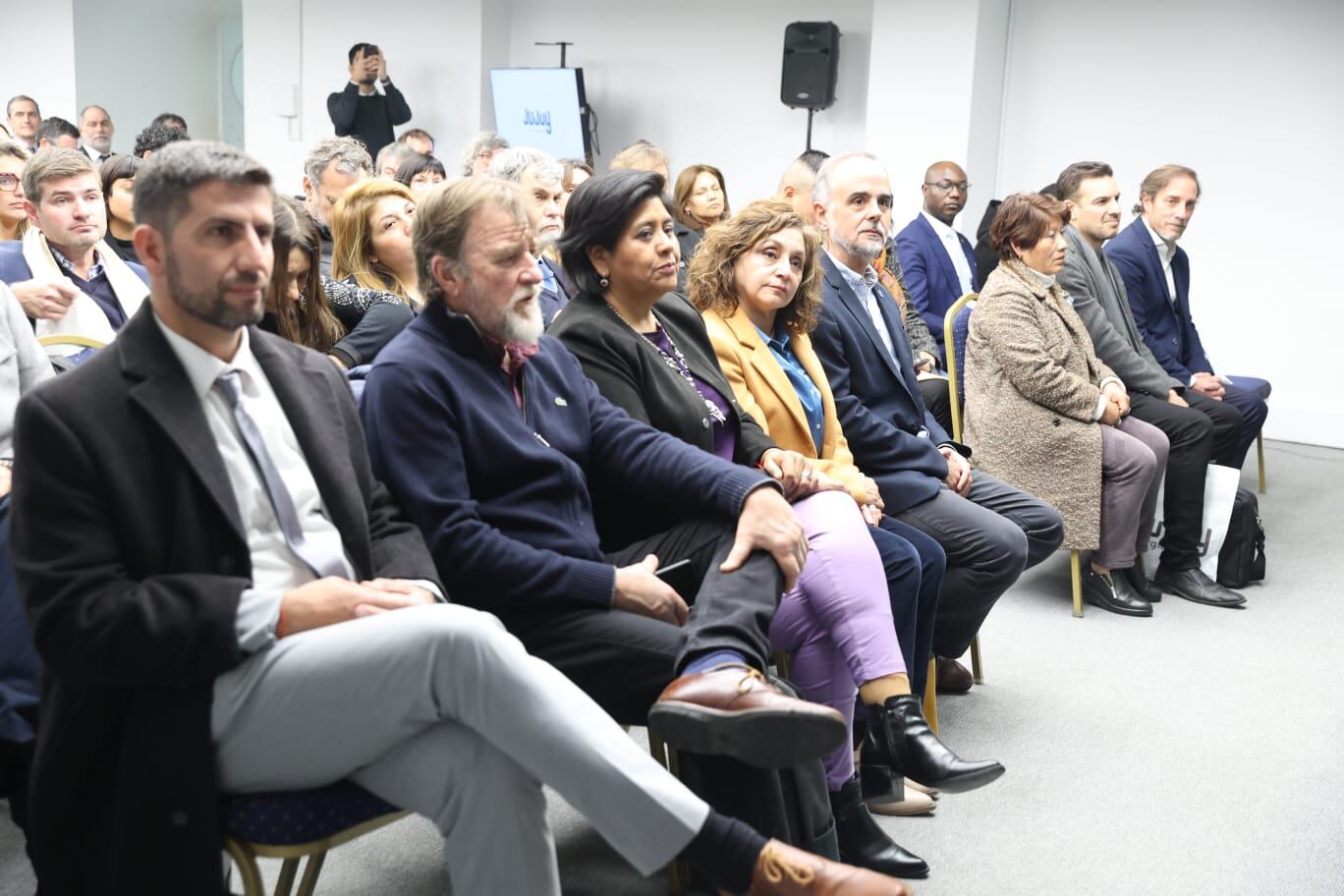 En primer plano, los legisladores nacionales por Jujuy Manuel Quintar, Jorge Rizzotti y Natalia Sarapura, junto a la ministra de Educación provincial, Myriam Serrano.