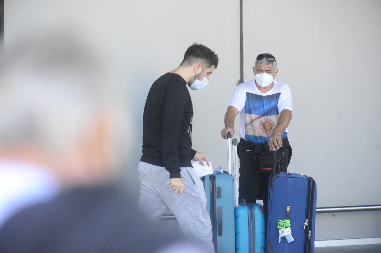 Pasajeros del último vuelo autorizado procedente del Reino Unido arriban al aeropuerto internacional de Ezeiza. (Clarín)