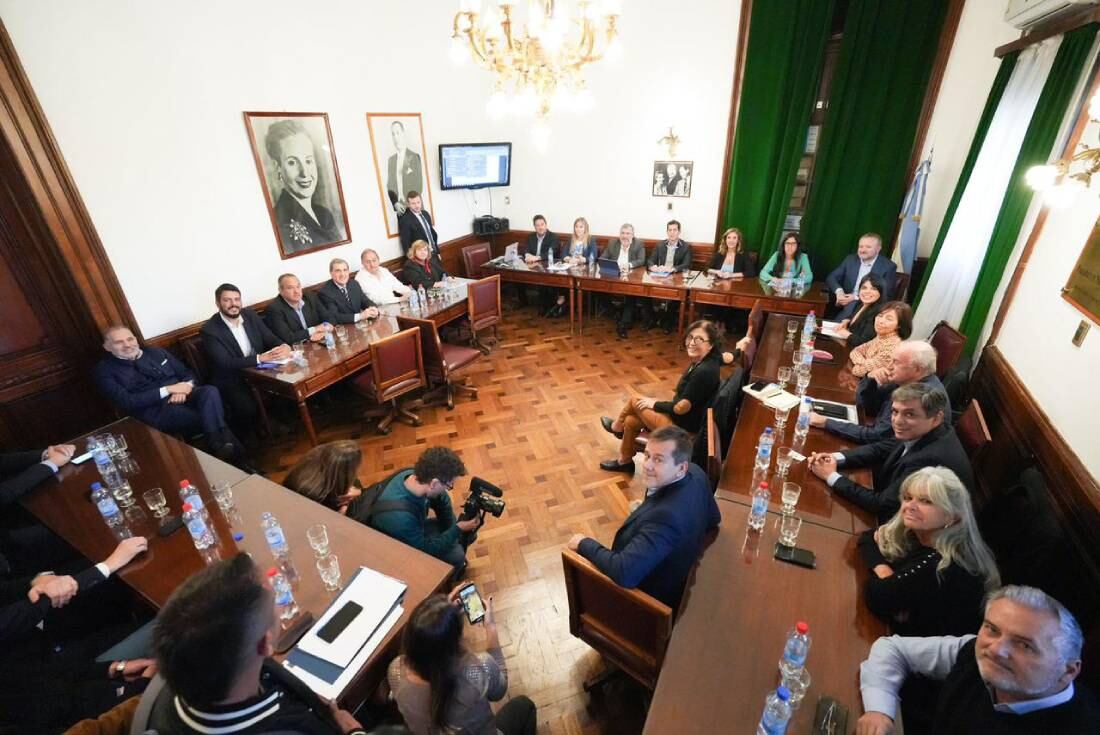 El ministro del Interior, Eduardo "Wado" de Pedro, se reunió con senadores del Frente de Todos. Foto: Comunicación Senado.