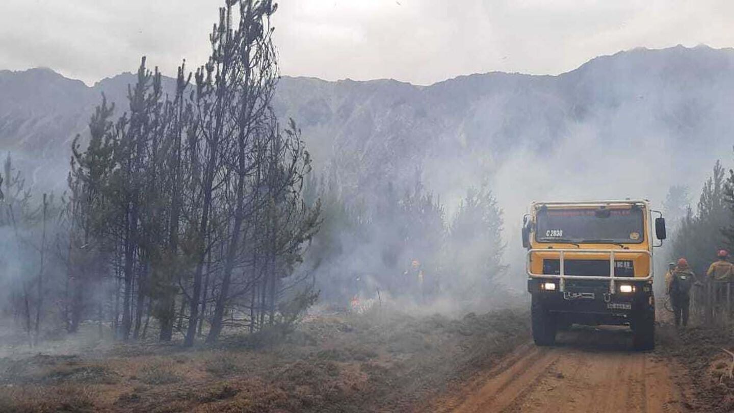 El incendio de El Bolsón está “contenido pero no controlado”