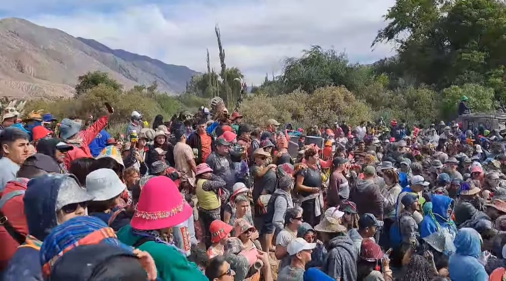 Una multitud acompañó el desentierro del carnaval en las afueras de la ciudad de Tilcara, 85 km al norte de San Salvador de Jujuy.