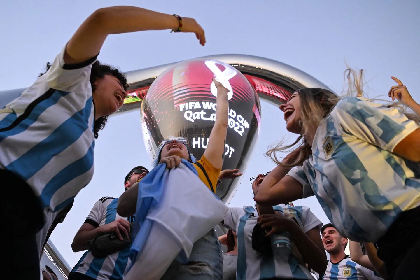 Con el color característico y la pasión a flor de piel, los fanáticos argentinos se hicieron notar en Doha.