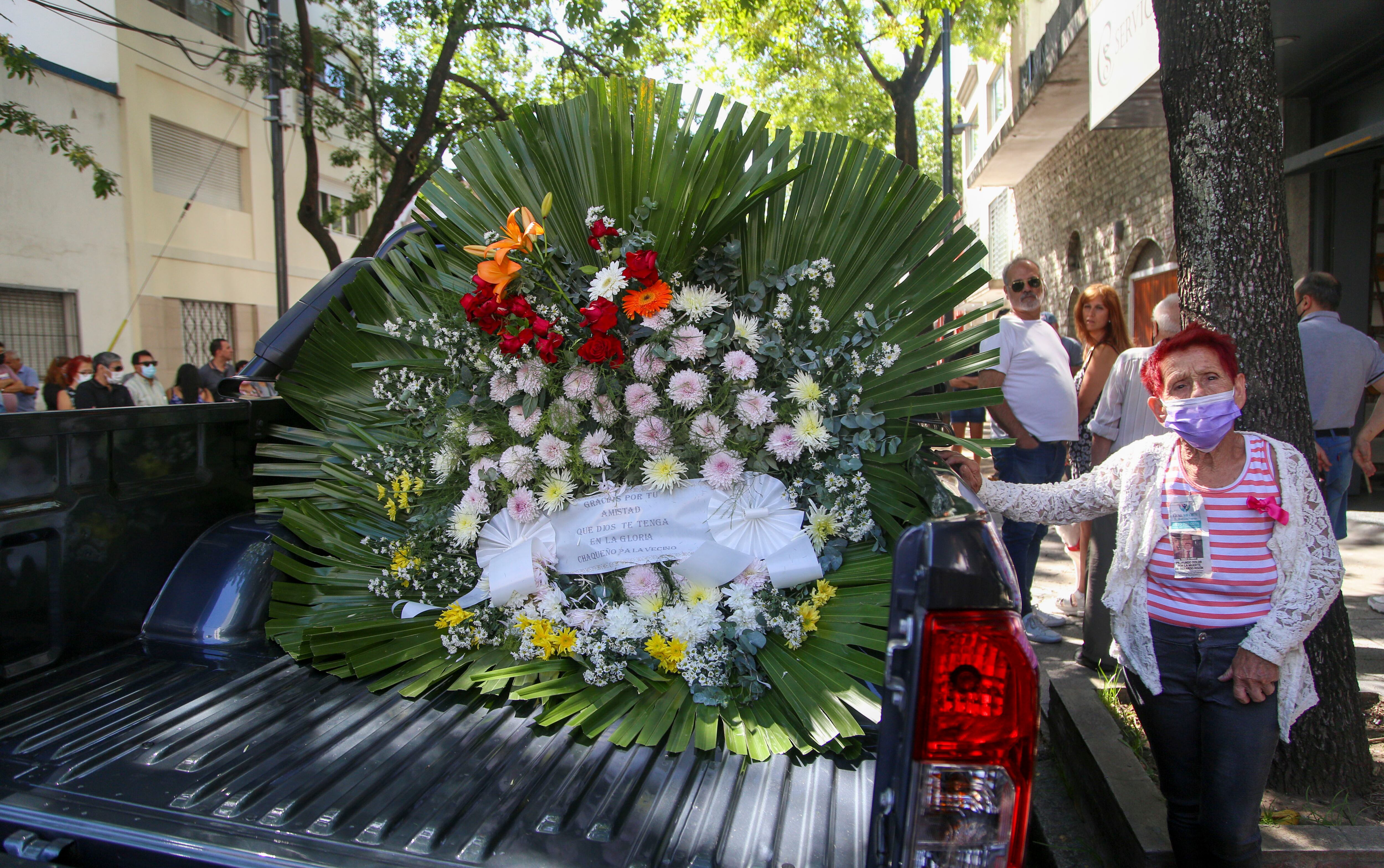 Una corona de flores enviada por el cantante Chaqueño Palavecino