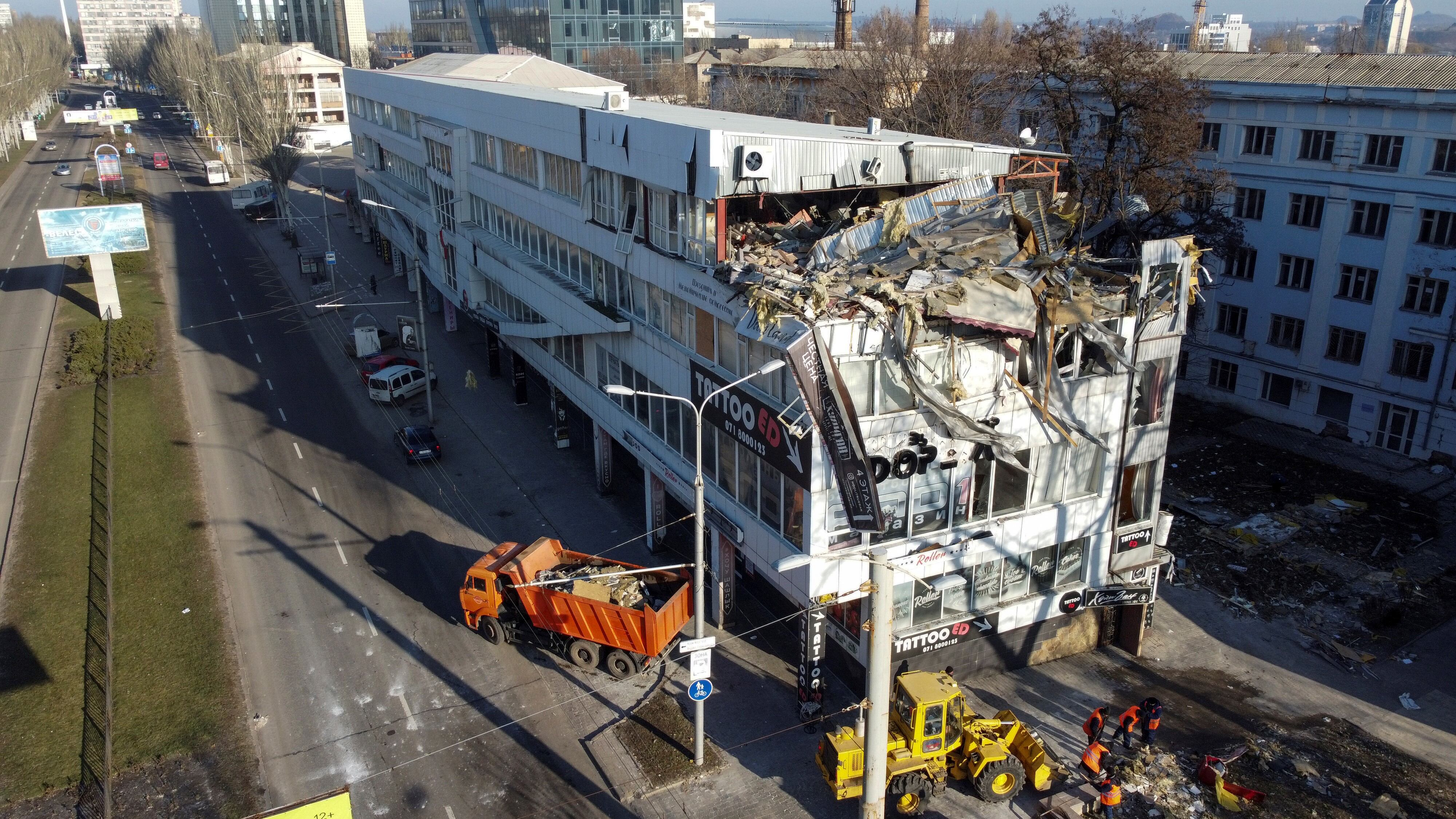 Un edificio tras un bombardeo en Donetsk, el viernes pasado. Foto: AP.