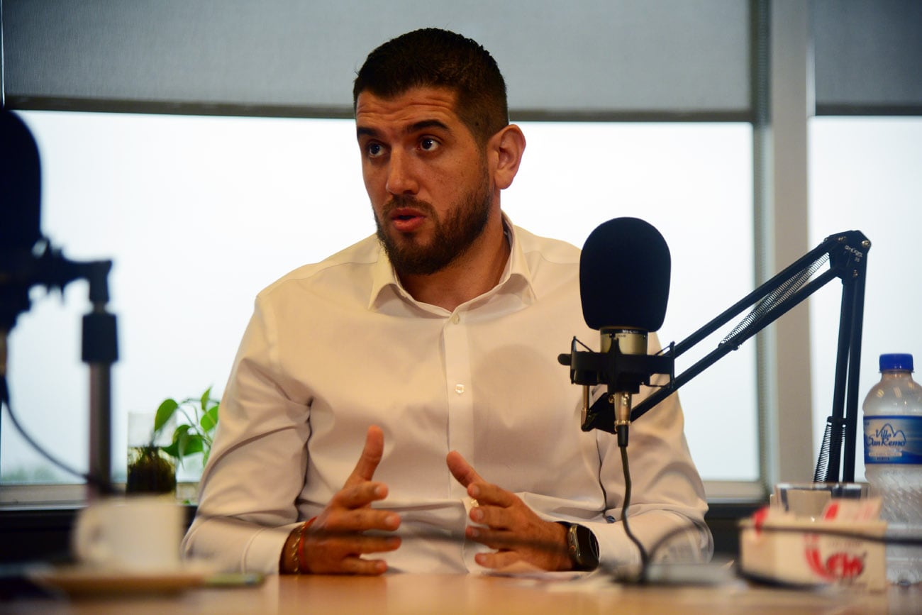 Juan Manuel Cavagliatto, presidente del club Instituto en el podcast Mundo Gloria, con los periodistas Agustín Caretó y Hernán Laurino.  (Nicolás Bravo / La Voz)