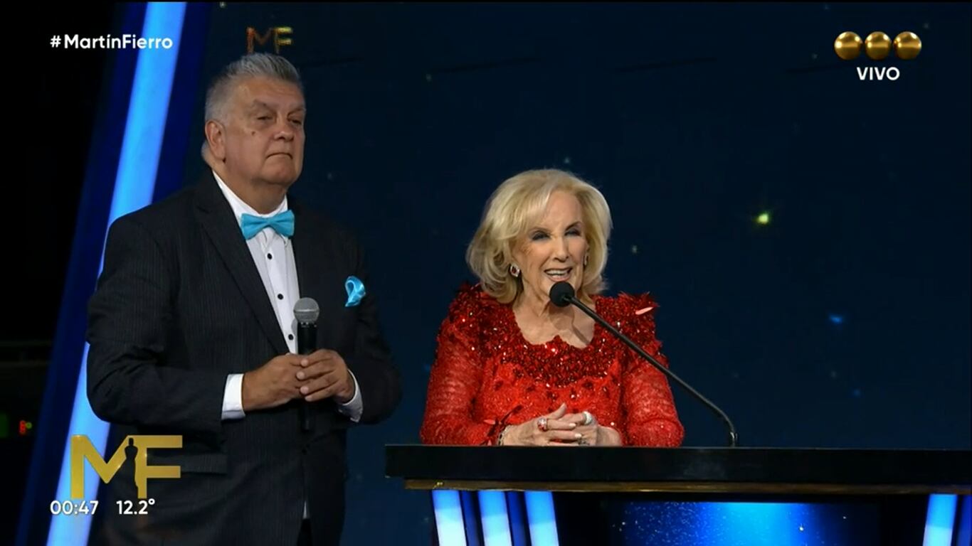 Mirtha Legrand se subió al escenario en los Premios Martín Fierro 2022 y habló sobre su regreso a la televisión.