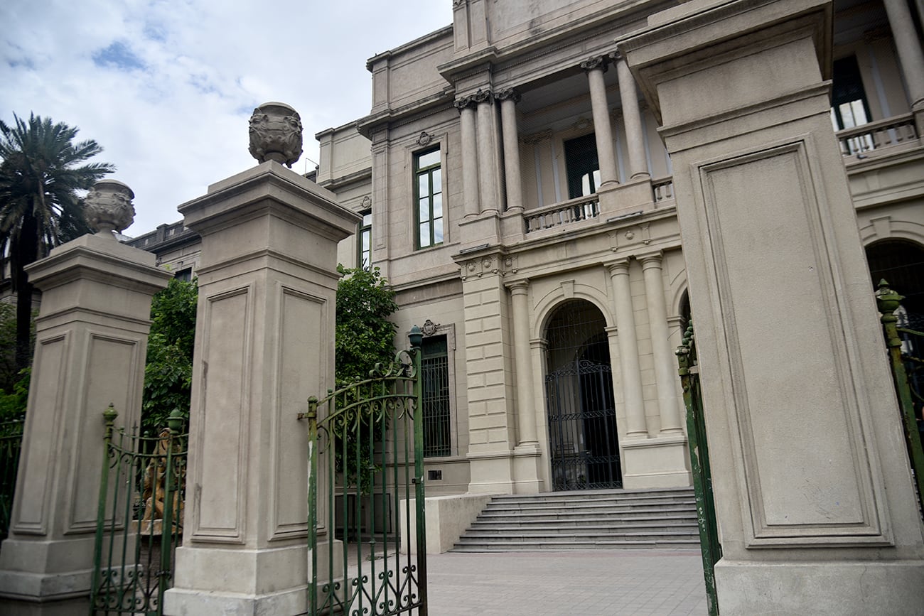 Suspensión de clases en el colegio nacional Alejandro Carbó, por invasión de palomas. 