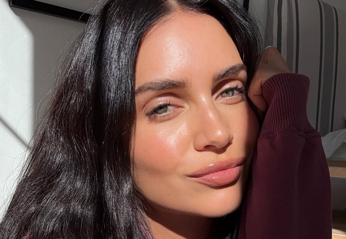 Zaira Nara se bajó el bretel del corpiño y enamoró a sus fans desde un paraíso tropical