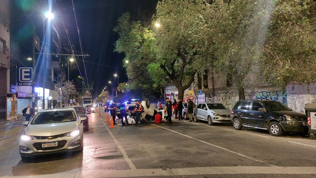Provocó un choque en cadena y su auto terminó dado vuelta cerca del Patio Olmos de Córdoba