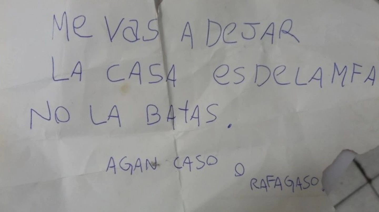 La carta amenazante dejada en la puerta de la casa.